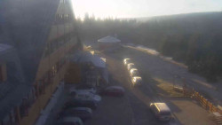 Parkoviště a hlavní vchod