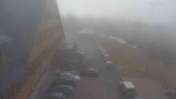 Parkoviště a hlavní vchod