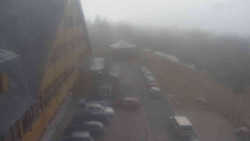 Parkoviště a hlavní vchod