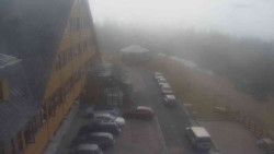 Parkoviště a hlavní vchod