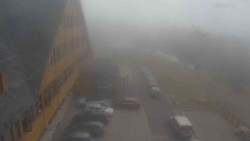 Parkoviště a hlavní vchod