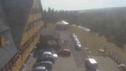 Parkoviště a hlavní vchod