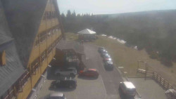 Parkoviště a hlavní vchod