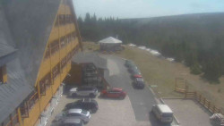 Parkoviště a hlavní vchod