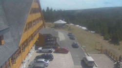 Parkoviště a hlavní vchod