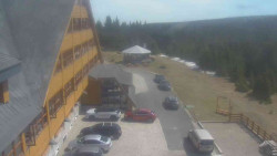 Parkoviště a hlavní vchod