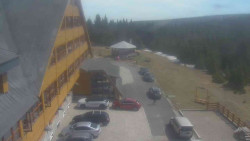 Parkoviště a hlavní vchod