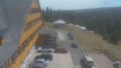 Parkoviště a hlavní vchod