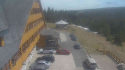 Parkoviště a hlavní vchod