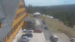 Parkoviště a hlavní vchod