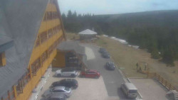 Parkoviště a hlavní vchod