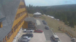 Parkoviště a hlavní vchod