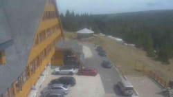 Parkoviště a hlavní vchod