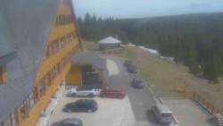 Parkoviště a hlavní vchod