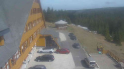 Parkoviště a hlavní vchod