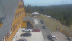 Parkoviště a hlavní vchod