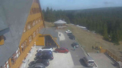 Parkoviště a hlavní vchod