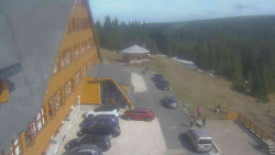 Parkoviště a hlavní vchod