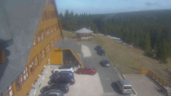 Parkoviště a hlavní vchod