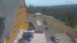 Parkoviště a hlavní vchod