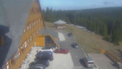 Parkoviště a hlavní vchod