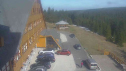 Parkoviště a hlavní vchod