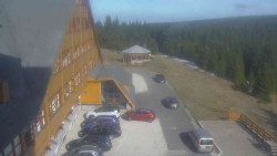 Parkoviště a hlavní vchod