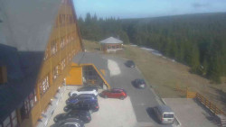 Parkoviště a hlavní vchod