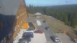 Parkoviště a hlavní vchod