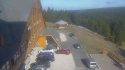 Parkoviště a hlavní vchod