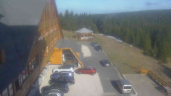 Parkoviště a hlavní vchod