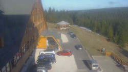 Parkoviště a hlavní vchod