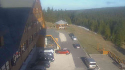 Parkoviště a hlavní vchod