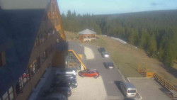 Parkoviště a hlavní vchod