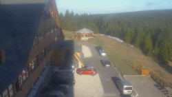 Parkoviště a hlavní vchod