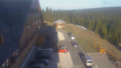 Parkoviště a hlavní vchod