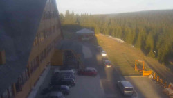 Parkoviště a hlavní vchod