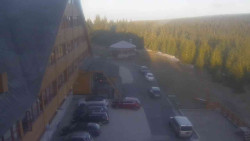 Parkoviště a hlavní vchod