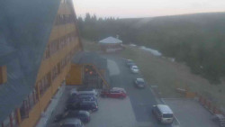 Parkoviště a hlavní vchod