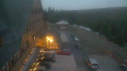 Parkoviště a hlavní vchod