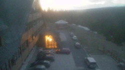 Parkoviště a hlavní vchod