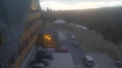 Parkoviště a hlavní vchod