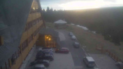 Parkoviště a hlavní vchod