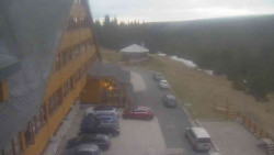 Parkoviště a hlavní vchod