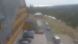 Parkoviště a hlavní vchod