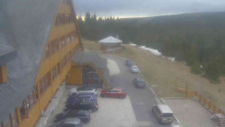 Parkoviště a hlavní vchod