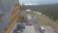 Parkoviště a hlavní vchod