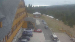 Parkoviště a hlavní vchod