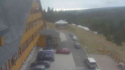 Parkoviště a hlavní vchod