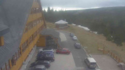 Parkoviště a hlavní vchod